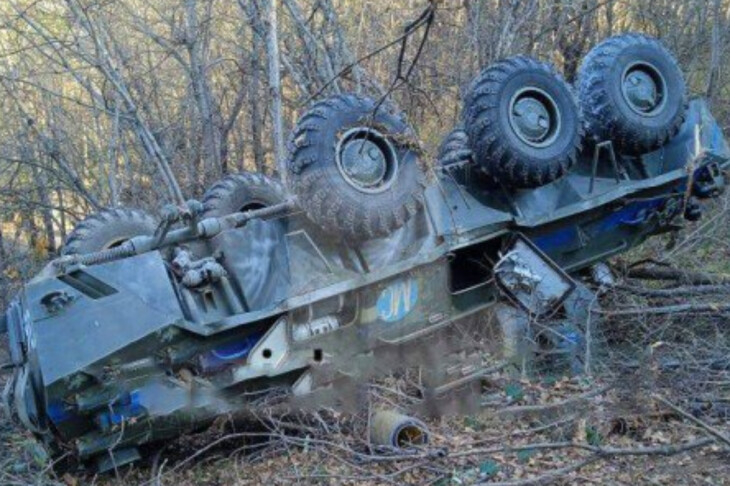 <p>Sülhməramlılara məxsus "BTR" Xankəndidə dərəyə aşdı&nbsp;</p>
