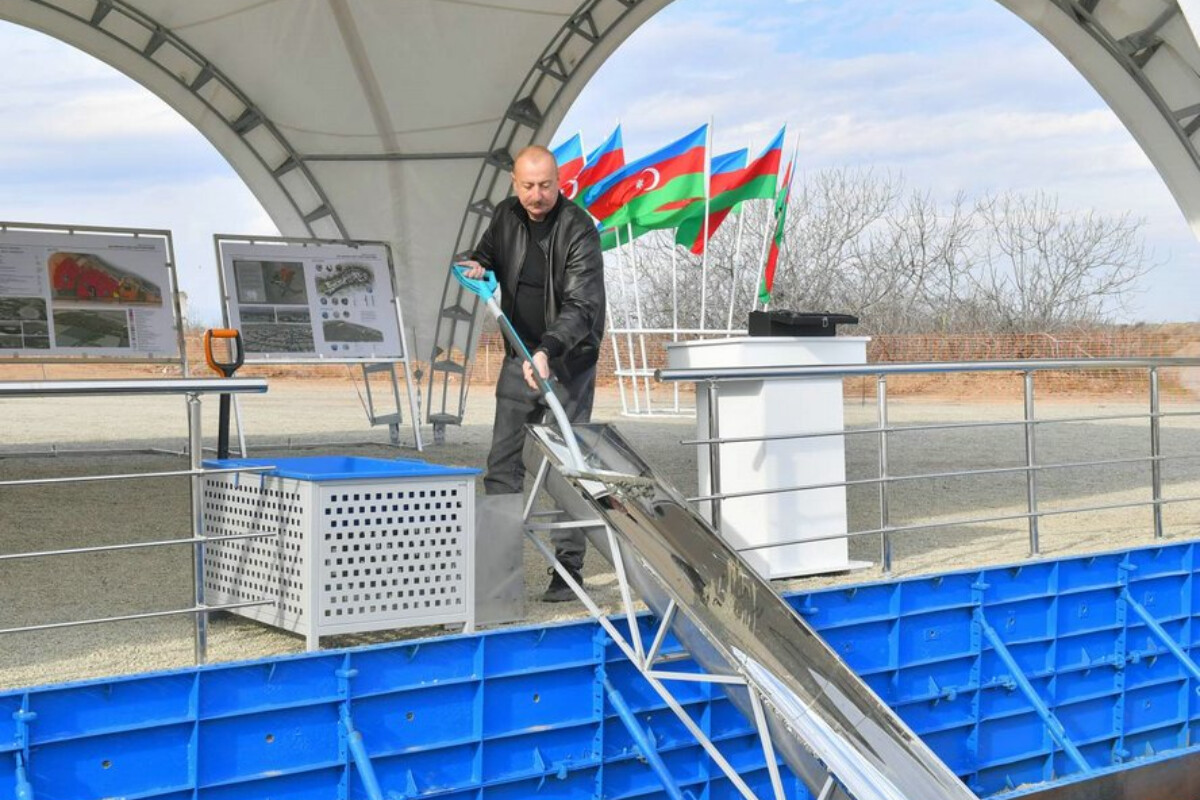 <p>Ağdam rayonunun Baş Qərvənd kəndinin təməli qoyulub&nbsp;</p>