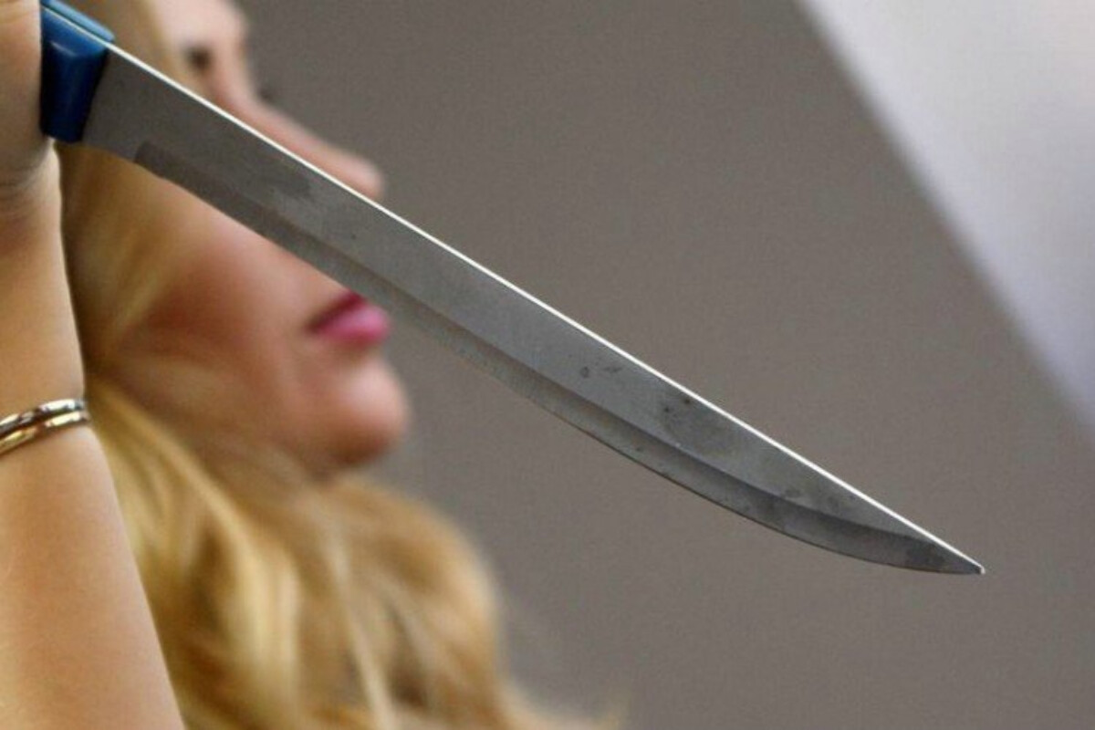 <p>Qız atasını bıçaqladı</p>