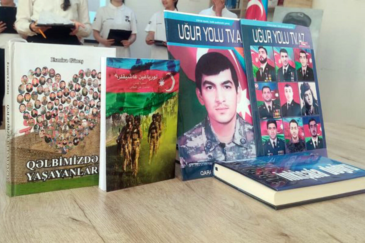 <p>239 saylı məktəbdə kitab təqdimatı və şəhid Tofiq Məmmədovun anım tədbiri keçirilib +FOTO=17</p>