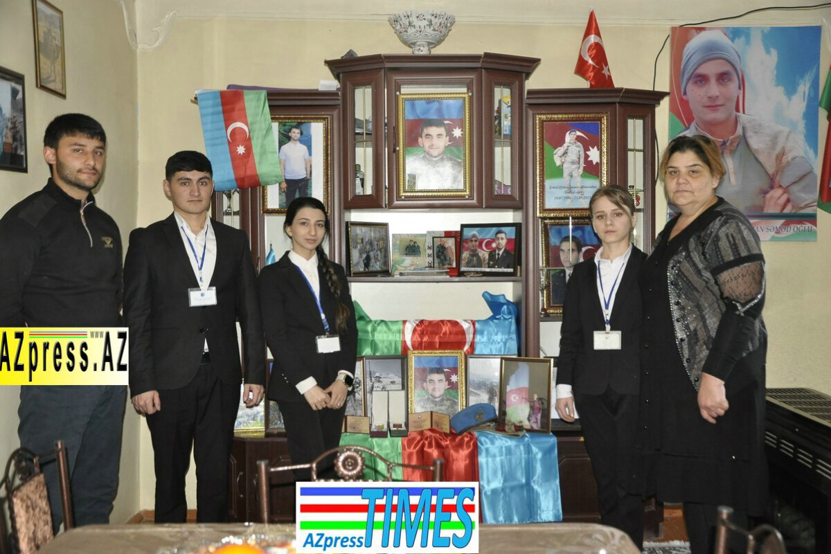 <p>31 Dekabr - Dünya Azərbaycanlılarının Həmrəyliyi Günü və Yeni il münasibətilə şəhid ailəsi ziyarət edilib&nbsp;+FOTO=5</p>