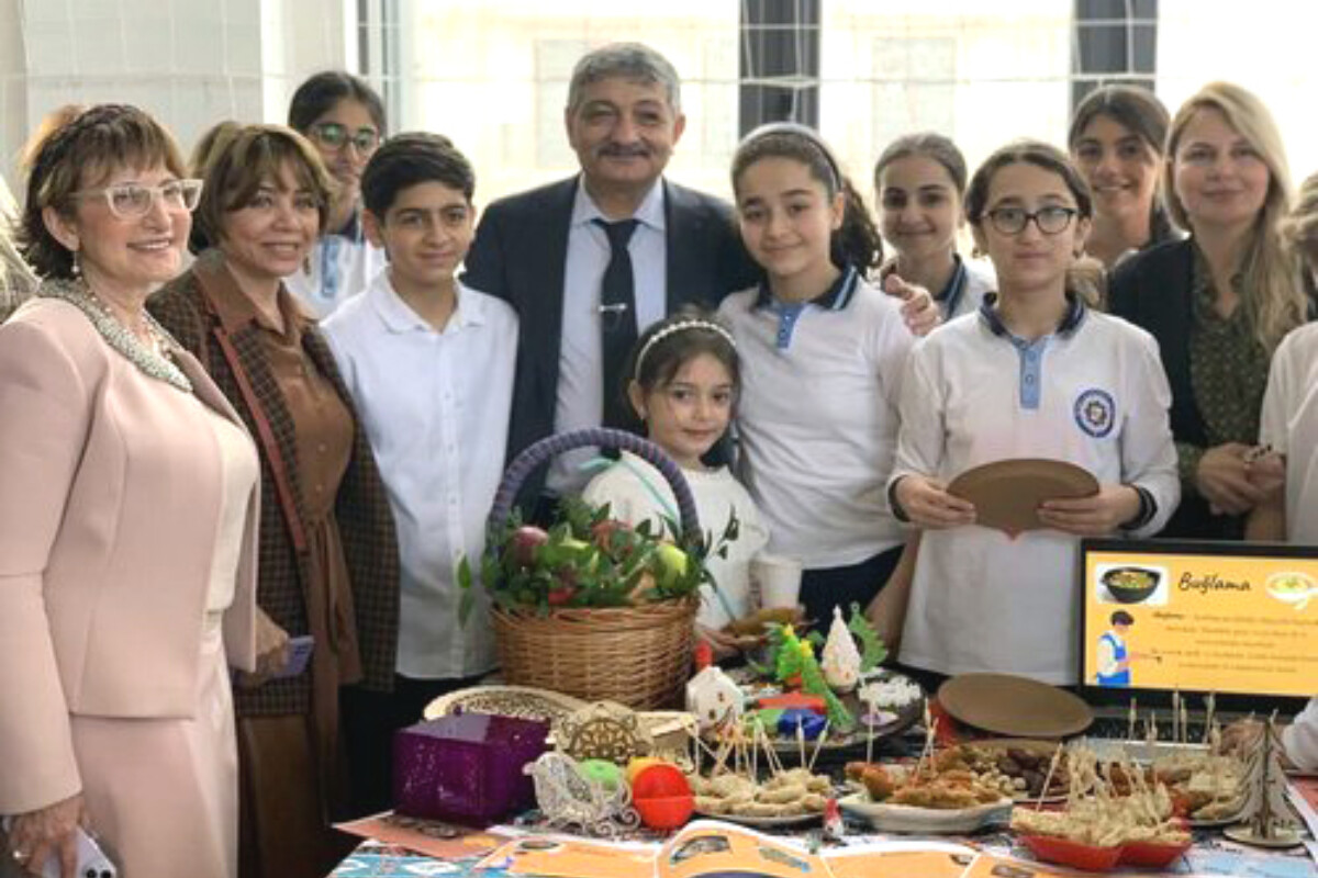<p>Tahir Əmiraslanov:&nbsp;Ağ üzlü gözəlləri, ağ alması ilə məşhur QUBA MƏTBƏXİ BAKI AVROPA LİSEYİNDƏ</p>