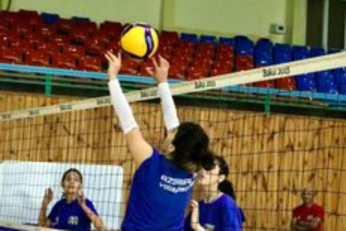 <p>Qızlardan ibarət U-20 yığmamız EEVZA...</p>