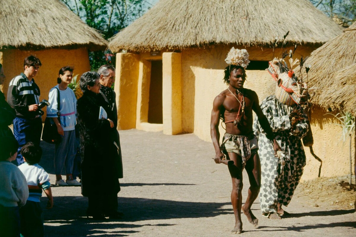 <p>İnsan zooparkı:&nbsp;Bambula kəndi</p>