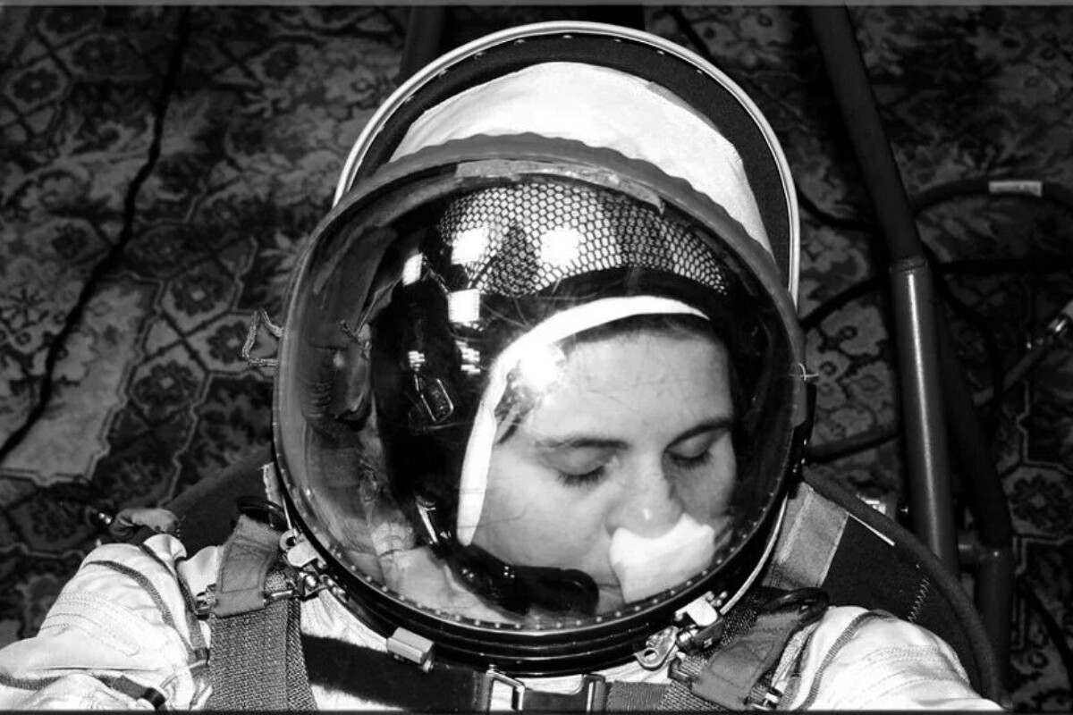 <p>Kosmik geyimdə burunu necə qaşımaq olar?</p>