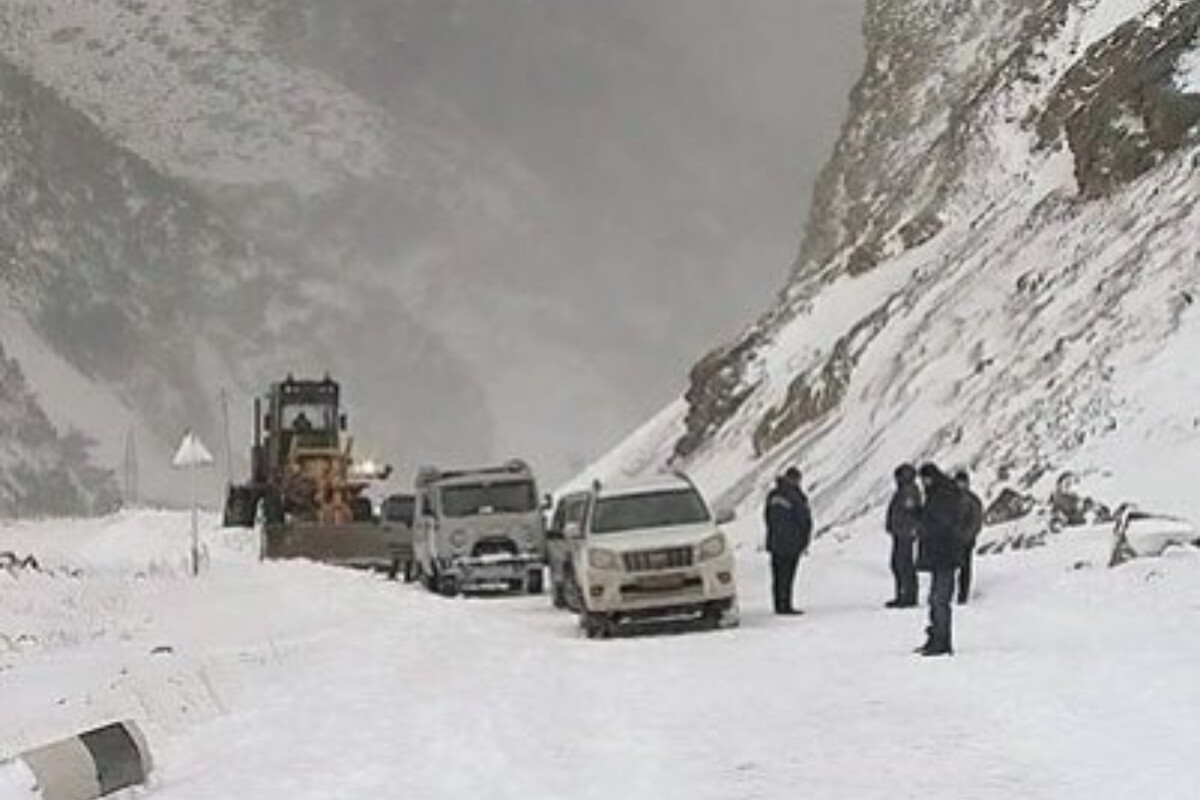 <p>Ermənistanı və Rusiyanı birləşdirən yol&nbsp;BAĞLANDI</p>