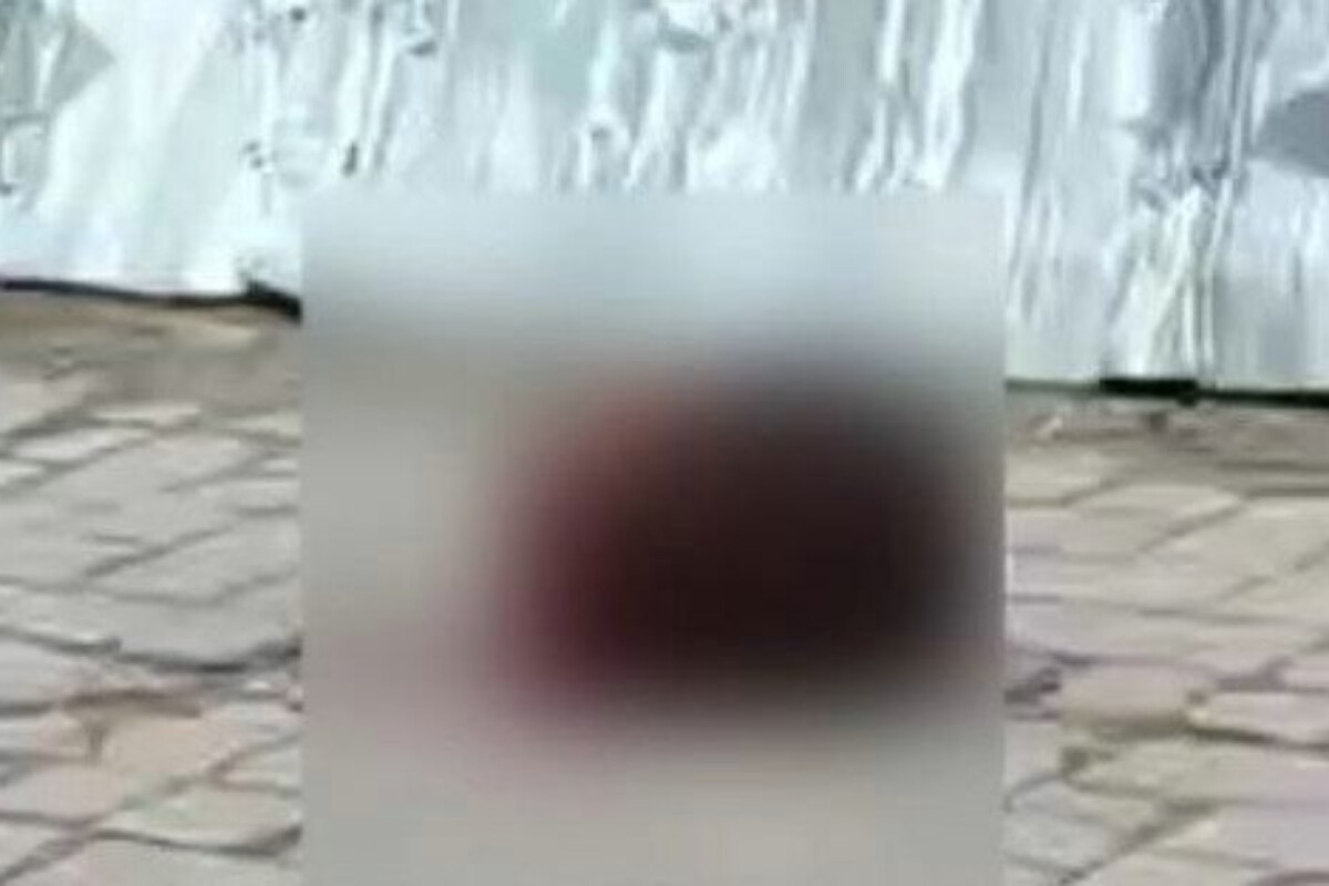 <p>Dostunun başını kəsib küçəyə atdı&nbsp;</p>