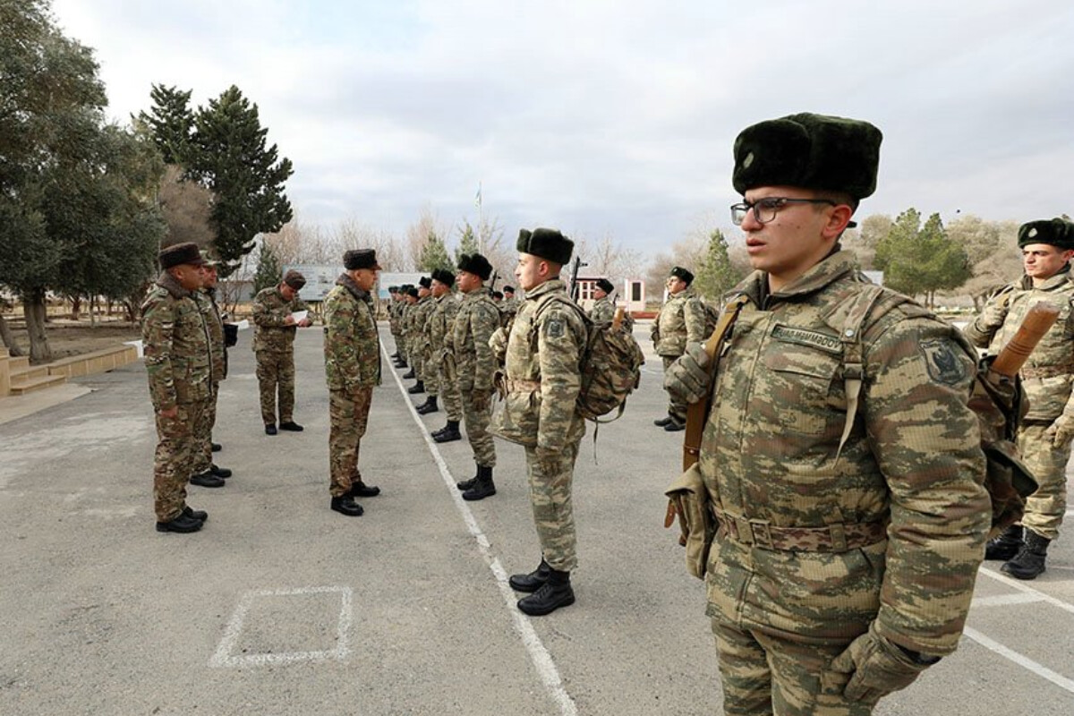<p>Baş Qərargah rəisi hərbi hissələri yoxladı</p>