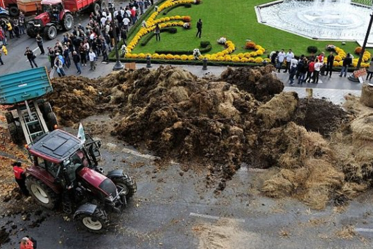 <p>Fransada fermerlər yolları bağladılar</p>