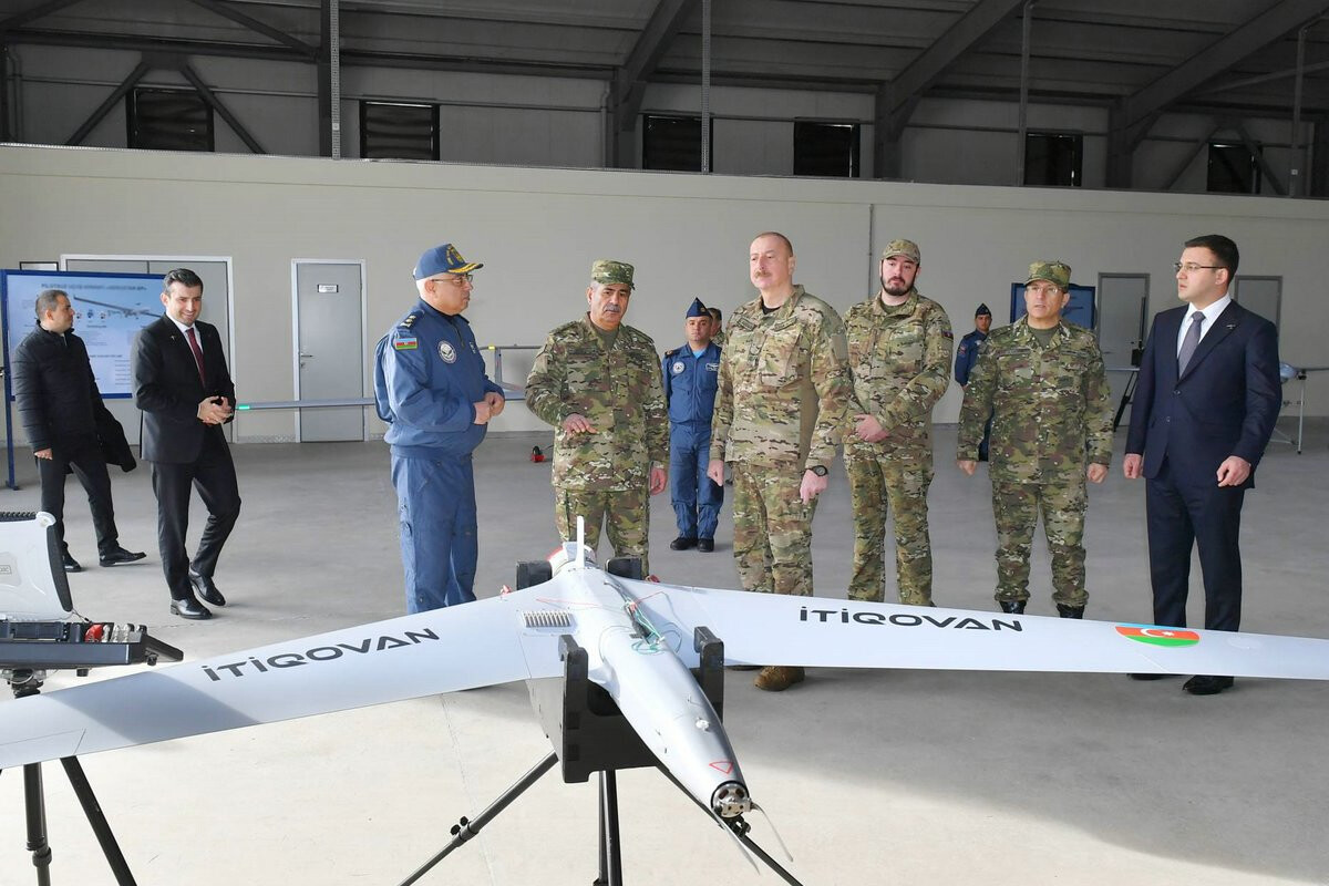 <p>İlham Əliyev və oğlu hərbi obyektlərdə olublar</p>