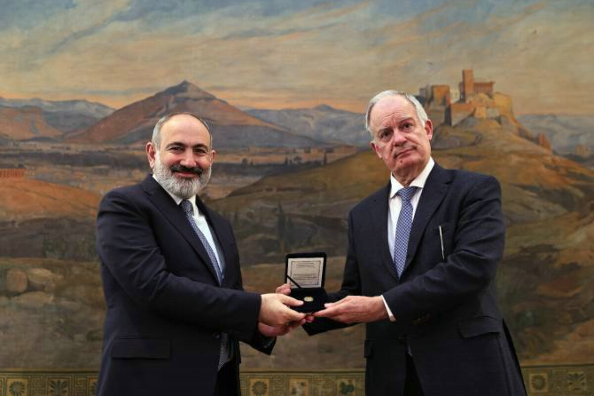 <p>Paşinyana qızıl medal verdilər</p>