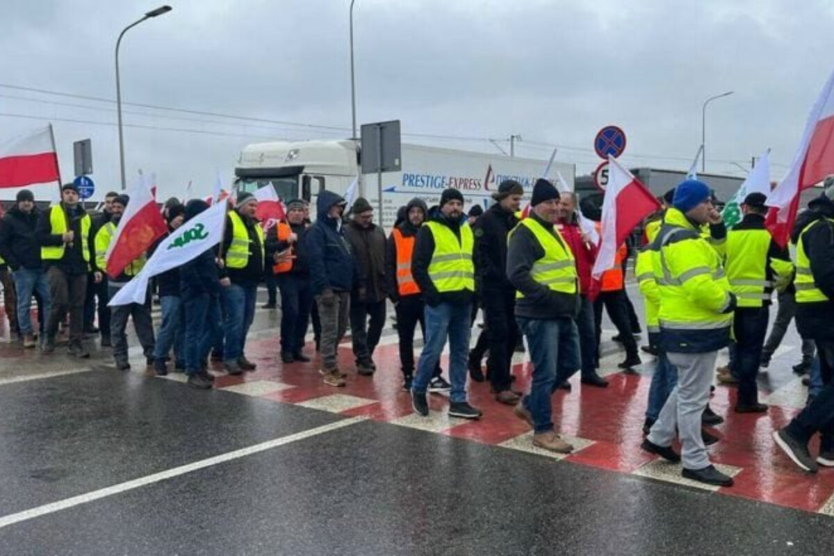 <p>Polşa-Ukrayna sərhədində 2500-ə yaxın yük maşını yığılıb</p>