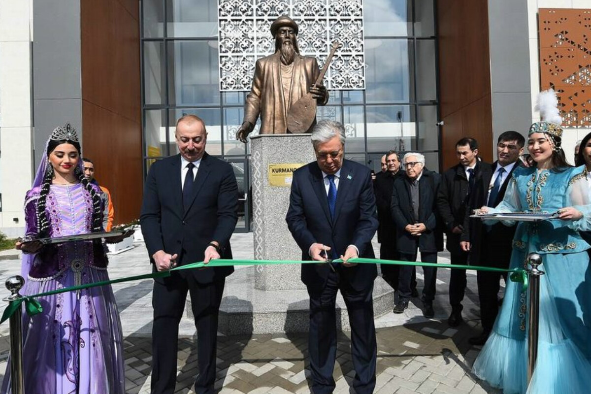 <p>Prezidentlər Füzulidə Uşaq Yaradıcılıq Mərkəzinin açılışında</p>