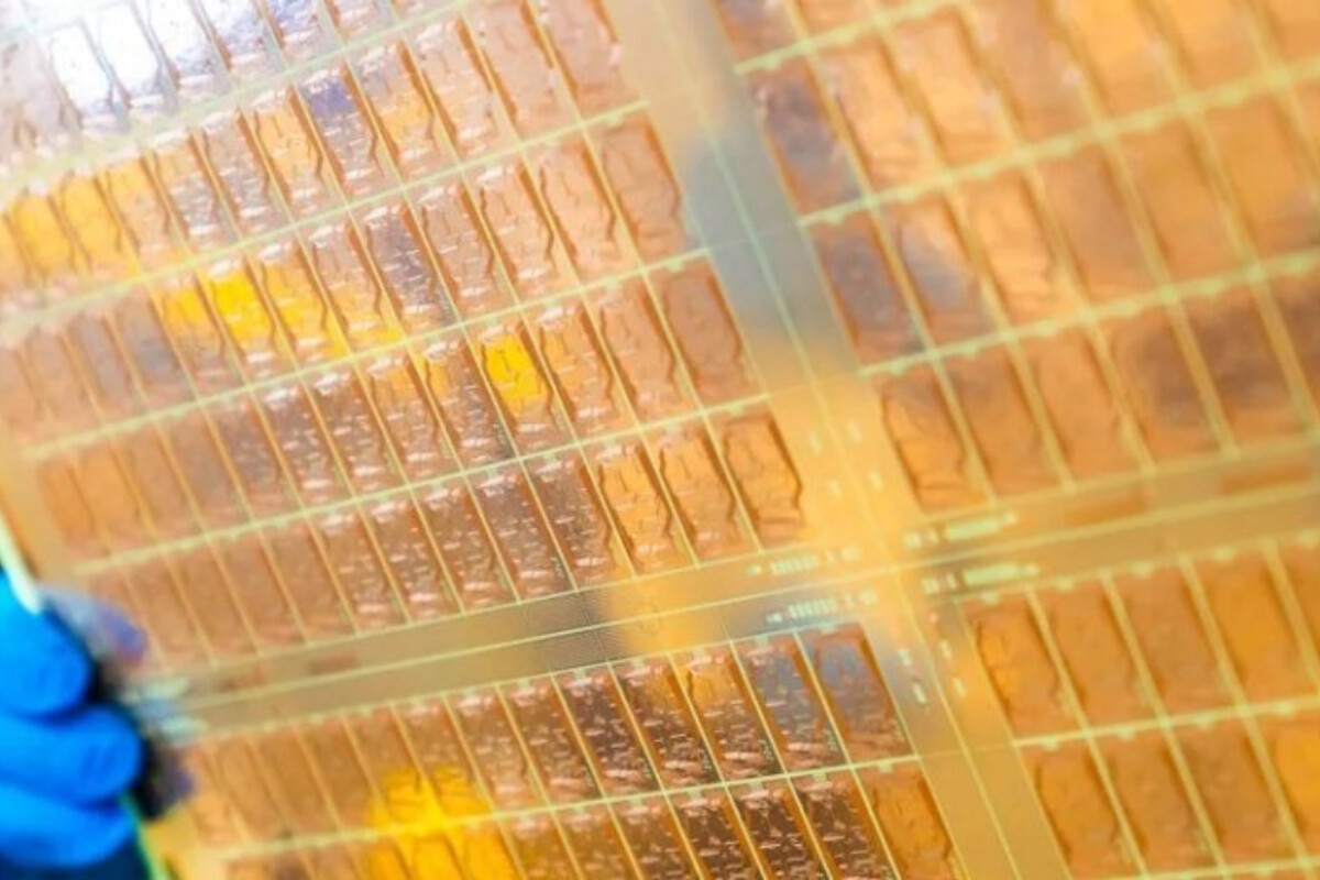 <p>Şüşə üzərində çiplər: inqilabi texnologiya məlumatların...</p>