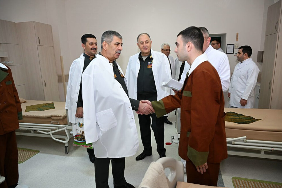 <p>Müdafiə Nazirliyinin rəhbərliyi hərbi hospitalı ziyarət edib</p>