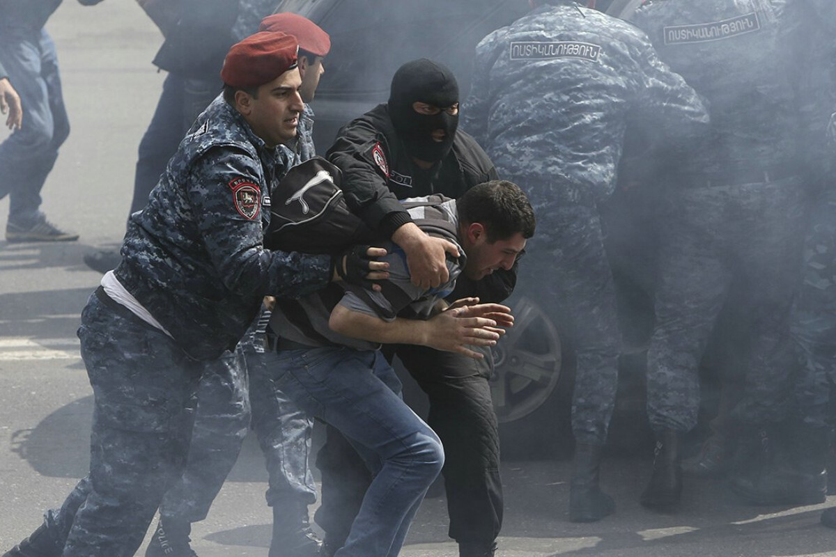 <p>Silahlı şəxslər polis idarəsinə hücum etdi&nbsp;</p>
