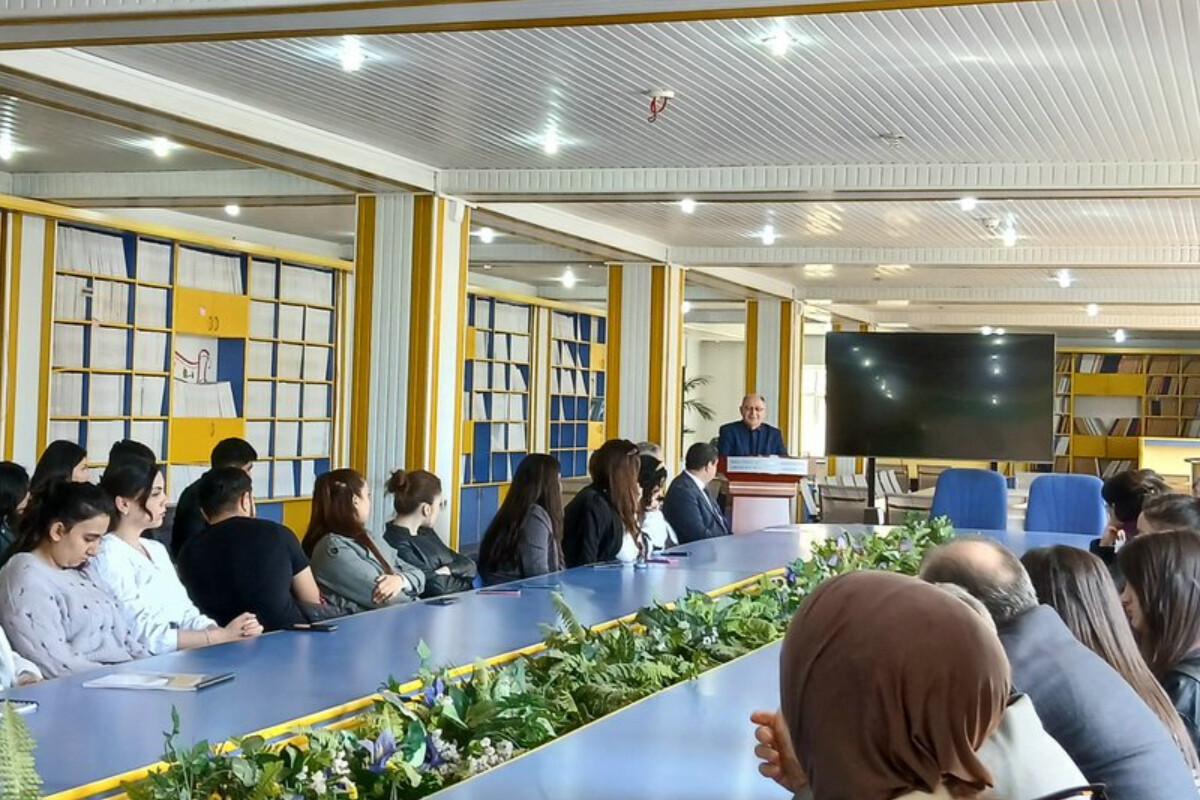 <p>BDU-nun Fizika fakültəsində &ldquo;Elm günü&rdquo;nə həsr edilmiş&nbsp;məruzə dinlənilib</p>