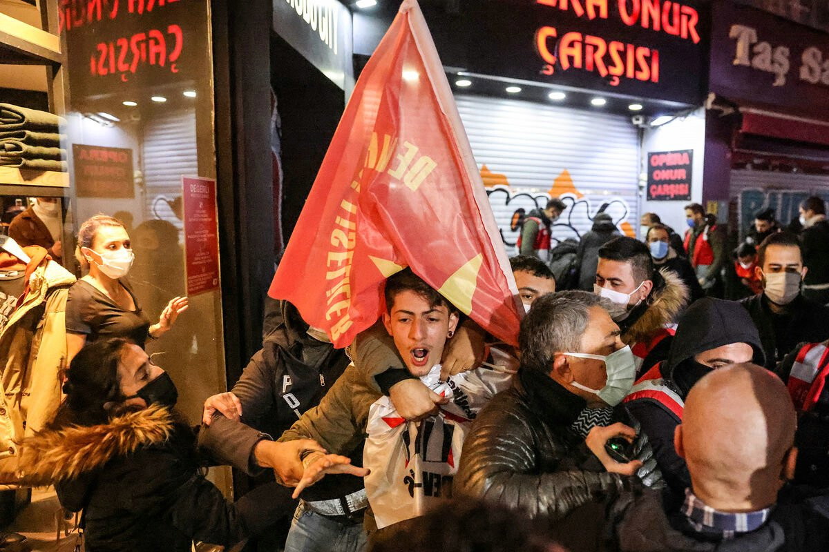 <p>Türkiyədə müxalifətçinin seçkilərdən uzaqlaşdırılması ilə bağlı&nbsp;iğtişaşlar başlayıb</p>