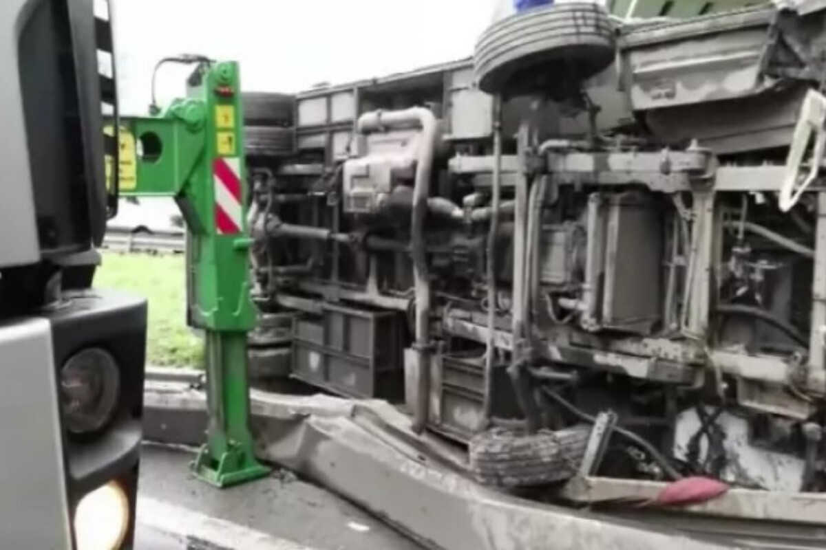<p>Polisləri daşıyan mikroavtobus aşdı</p>