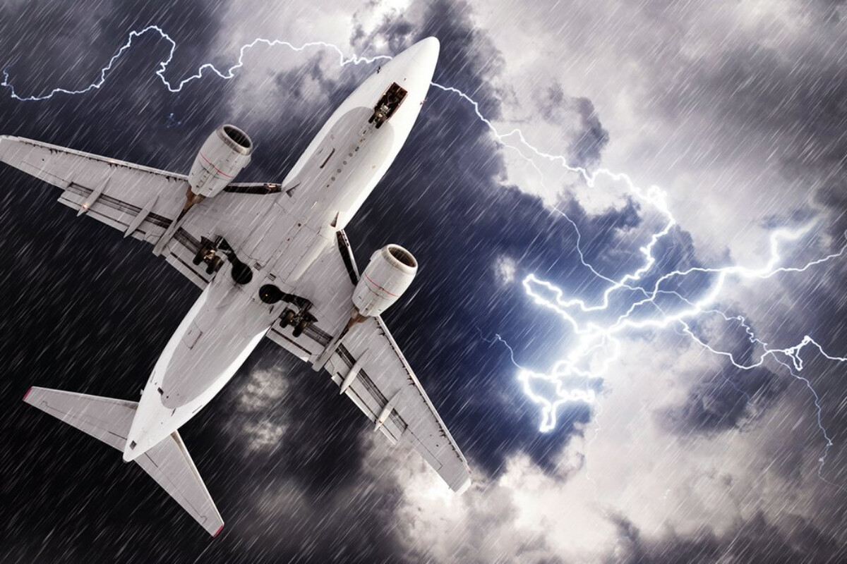 <p>Sərnişin təyyarəsinin pilotlarını ildırım vurdu</p>