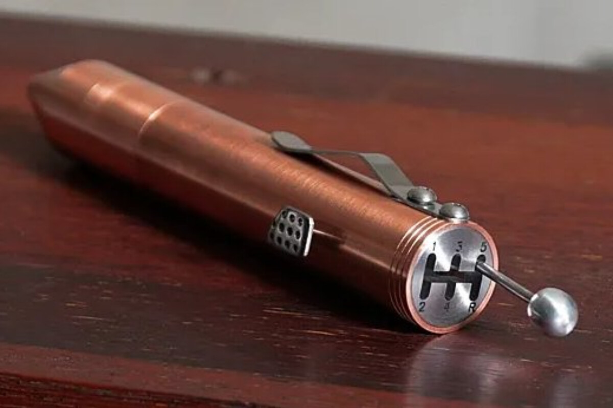 <p>Amerikalı mühəndis sürət qutusu olan ballpoint qələm yaratdı</p>