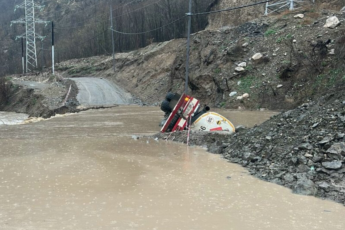 <p>Kəlbəcərdə yük maşını çaya aşıb, ölənlər var</p>
