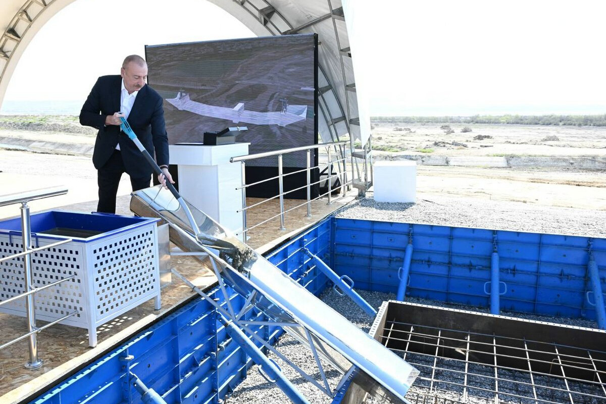 <p>ÖTƏN GÜNÜN XRONİKASI:&nbsp;Prezident Şirvan&nbsp;suvarma kanalının təməlini qoyub</p>
