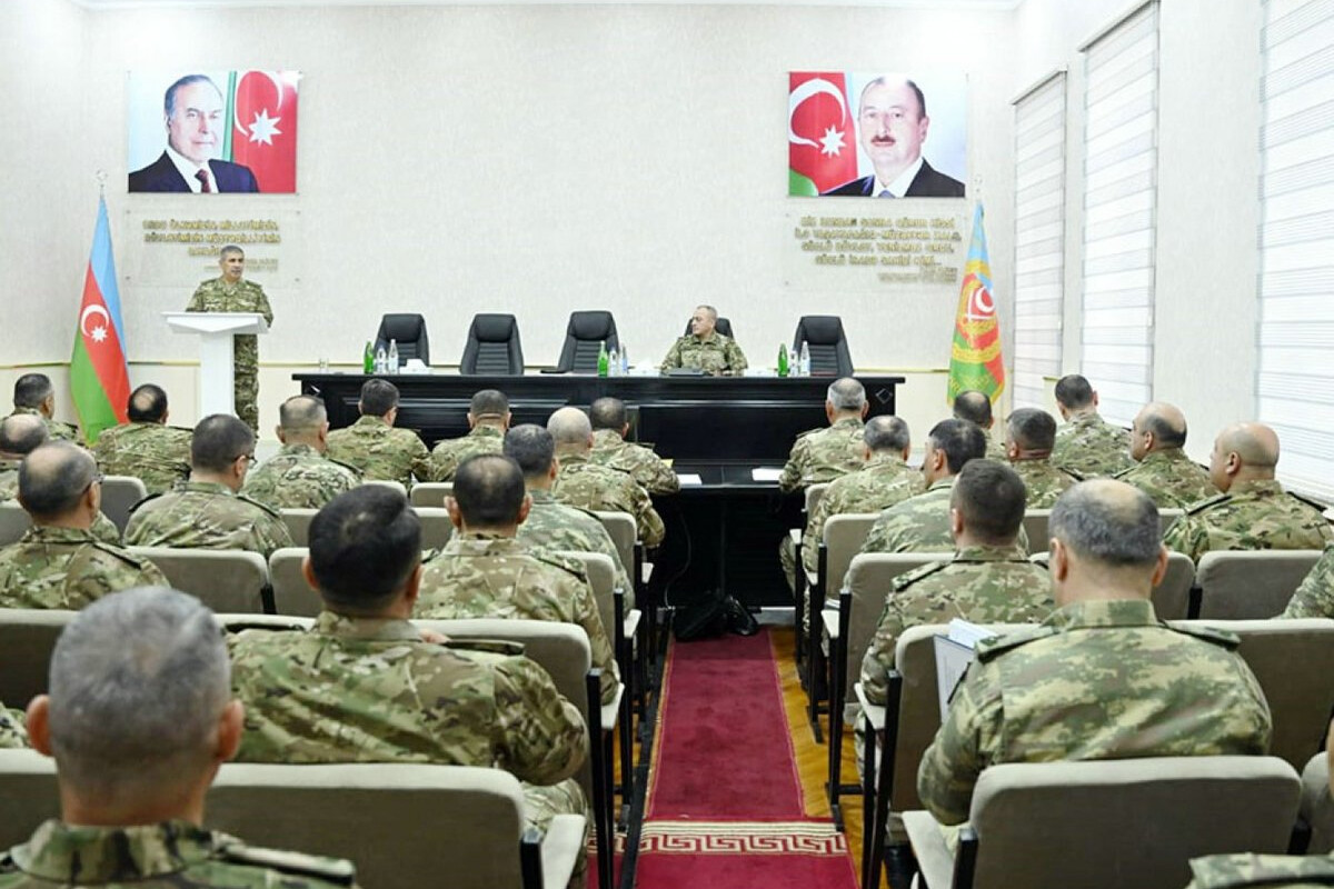 <p>Zakir Həsənov Quru Qoşunlarının rəhbərliyini topladı</p>
