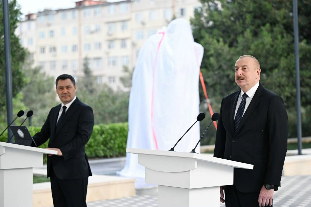 <p>Prezidentlər Aytmatovun abidəsinin açılış mərasimində</p>