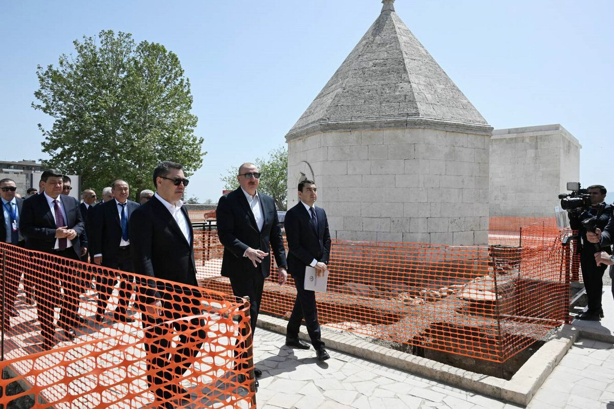 <p>Prezidentlər Pənahəli xanın sarayı və İmarət kompleksində&nbsp;görülən işlərlə tanış olublar</p>