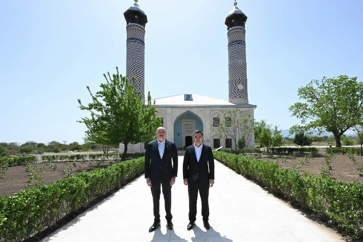 <p>Prezidentlər Ağdam Cümə məscidinin bərpadan sonra açılışında</p>