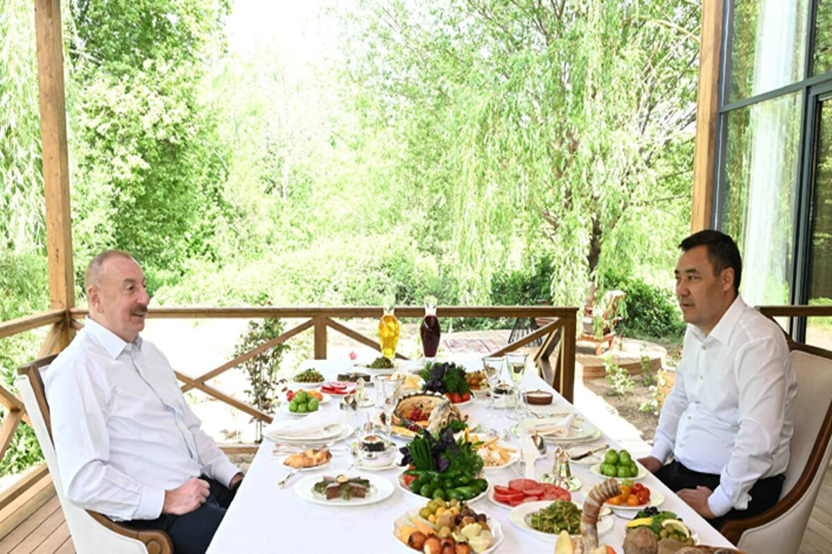 <p>Azərbaycan və Qırğızıstan prezidentləri birgə nahar ediblər</p>
