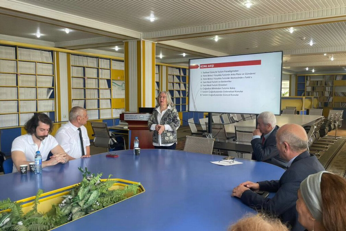 <p>Türkiyənin Ege Universitetinin professoru BDU-da&nbsp;coğrafi turizmlə bağlı mühazirə oxuyub</p>