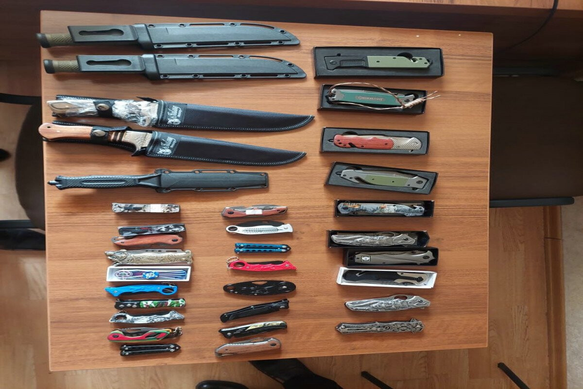 <p>Mağazalarda soyuq silah satanlar saxlanıldı&nbsp;</p>