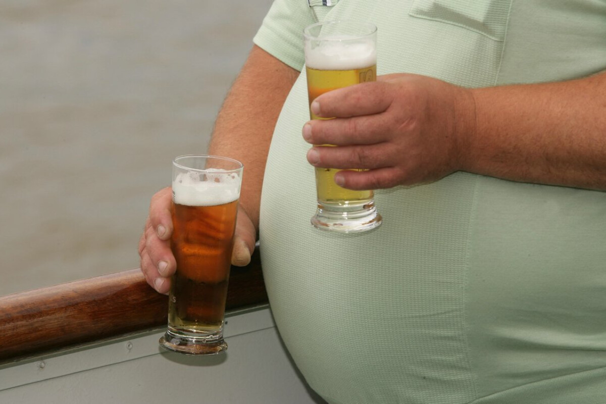 <p>Uroloq köpüklü içkinin zərərləri barədə xəbərdarlıq edib</p>