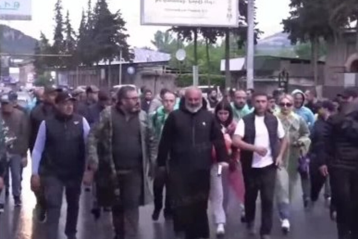 <p>Azərbaycanla delimitasiya əleyhinə çıxan&nbsp;ermənilər İrəvana yürüşə başladı</p>