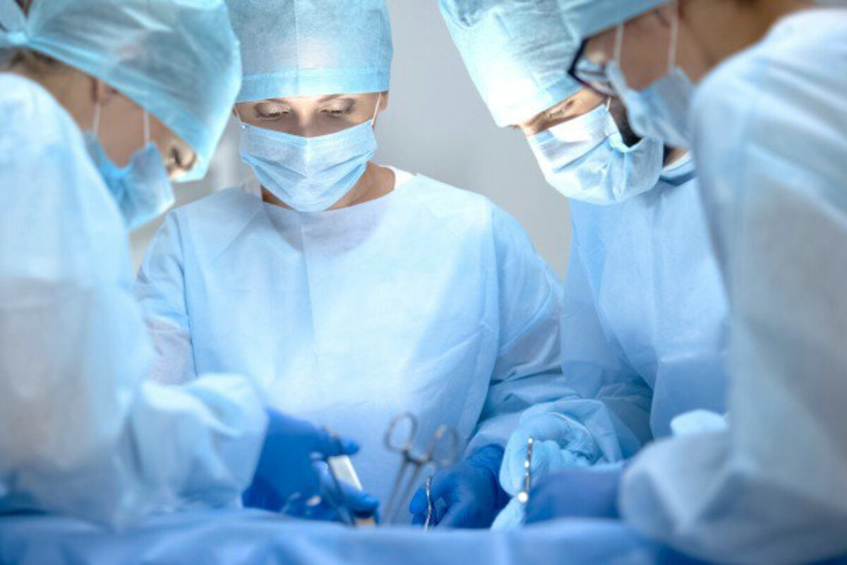 <p>Qadın əməliyyatdan sonra kosmetoloji klinikadan&nbsp;çəlləkdə çıxarılıb</p>