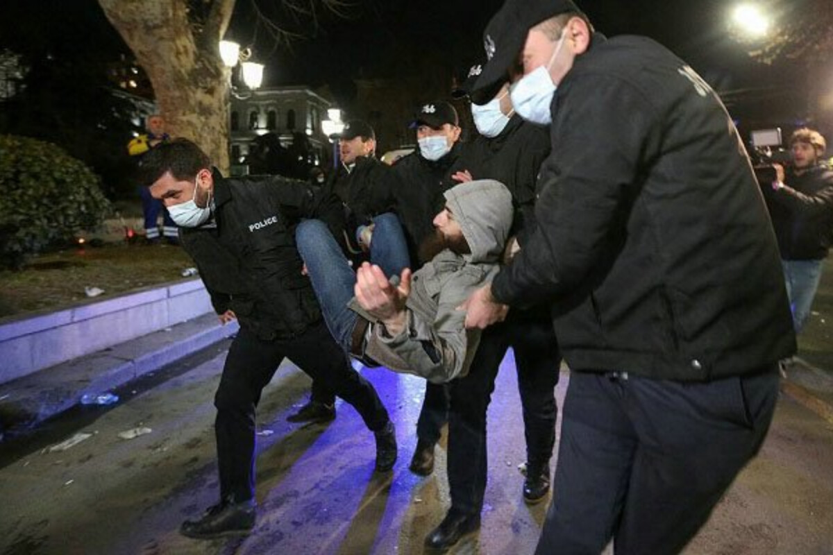 <p>Gürcüstanda kortəbii etiraz aksiyasında bir&nbsp;neçə nəfər saxlanılıb</p>