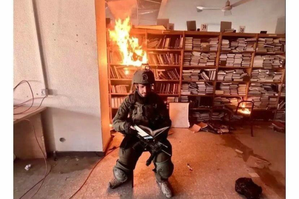<p>İsrail əsgəri Qəzzada universitetin kitabxanasını yandırıb</p>