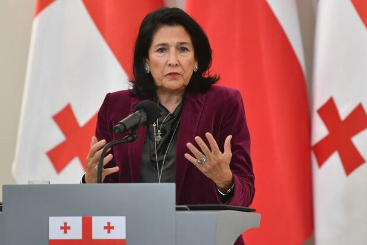 <p>Gürcüstan prezidenti etirazçılar qarşısında çıxış edib</p>