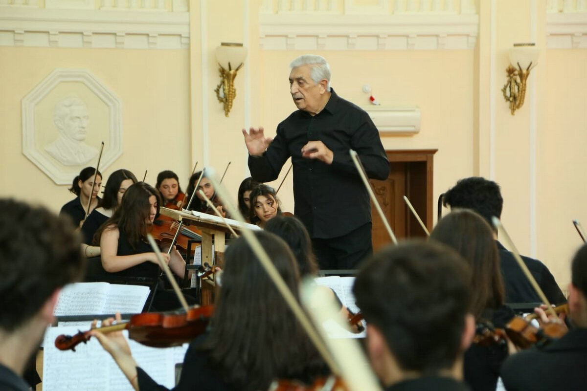 <p>Xalq artisti Ramiz Məlik-Aslanovun rəhbərliyi altında&nbsp;konsert keçirildi</p>