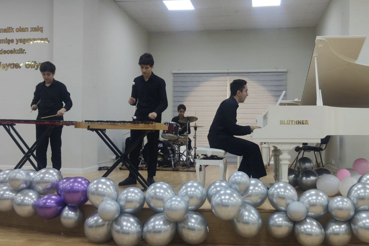 <p>İxtisas musiqi məktəb-studiyasının şagirdlərinin&nbsp;Gülarə Əliyeva adına 3 №-li Uşaq İncəsənət Məktəbində konserti</p>

<p>&nbsp;</p>