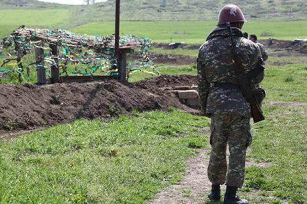<p>Erməni əsgər Azərbaycanla sərhəddə&nbsp;minaya düşdü</p>