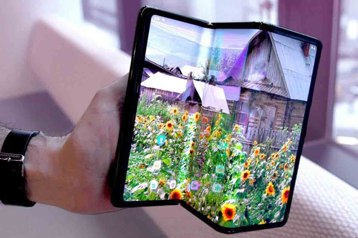 <p>Dünyanın ilk üçə qatlana bilən smartfonu təqdim edilib</p>