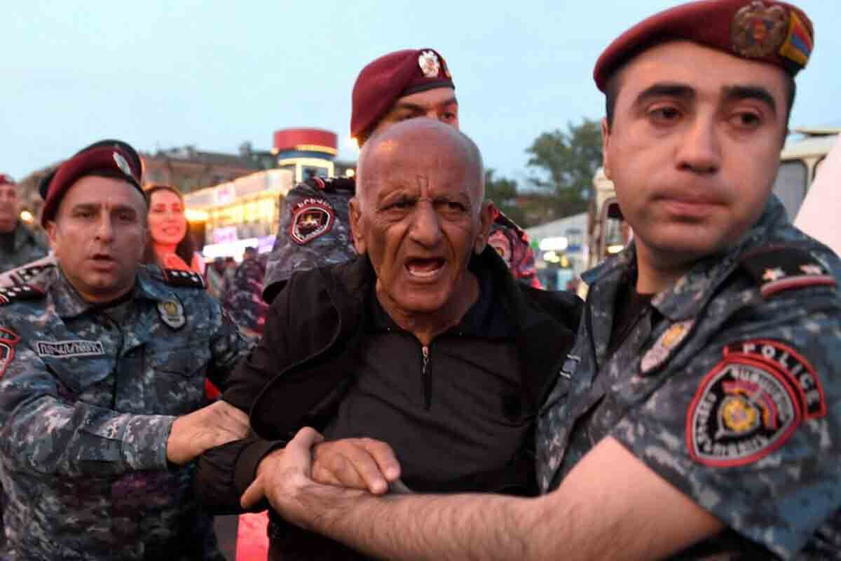 <p>Ermənistan polisi sərhəddəki Kirants kəndi yaxınlığında&nbsp;fəalları saxlamağa başlayıb</p>