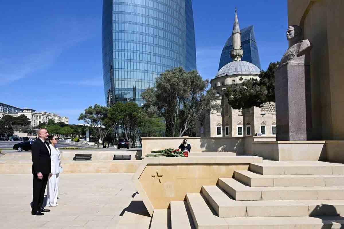 <p>Prezident və birinci xanım Həzi Aslanovun&nbsp;məzarını ziyarət edib</p>