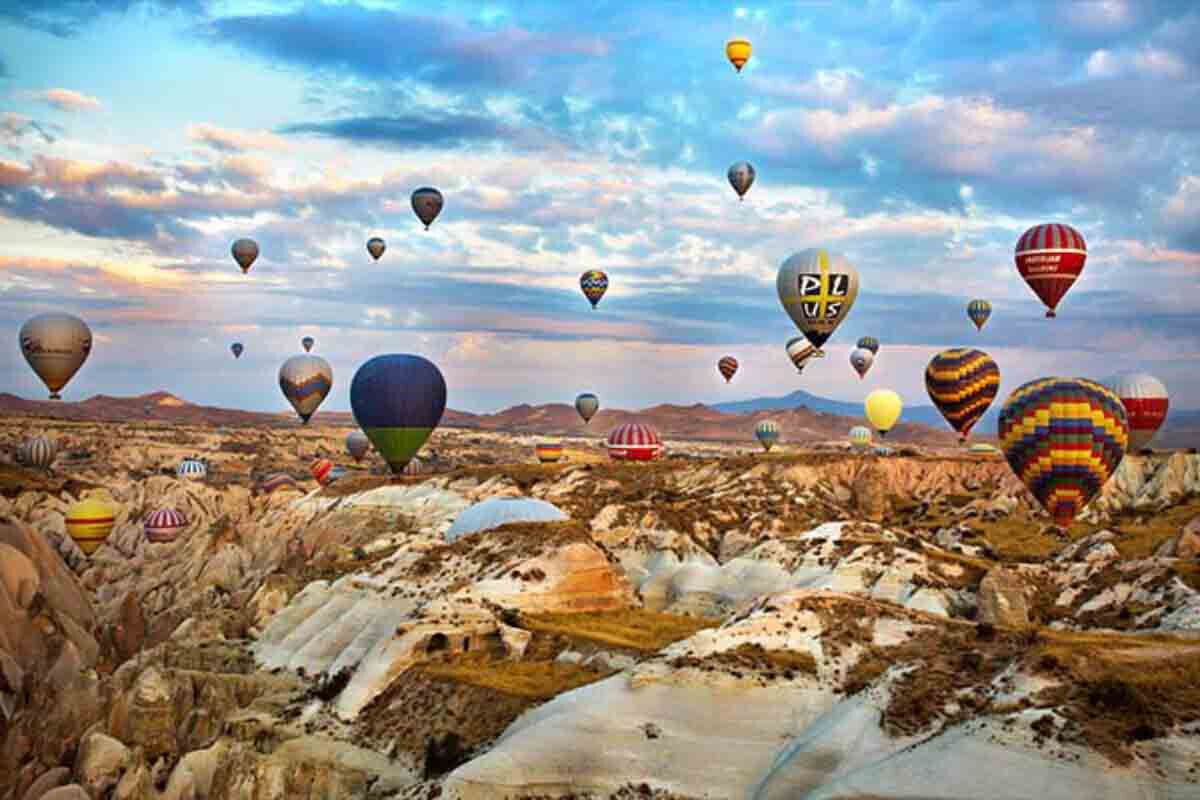 <p>Hava balonu qayaların arasına düşdü</p>
