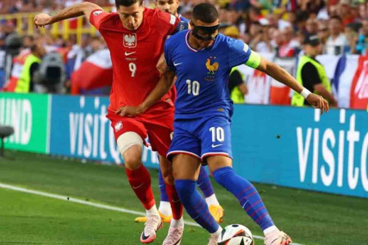 <p>Kilian Mbappe Roberto Levandovskiyə 