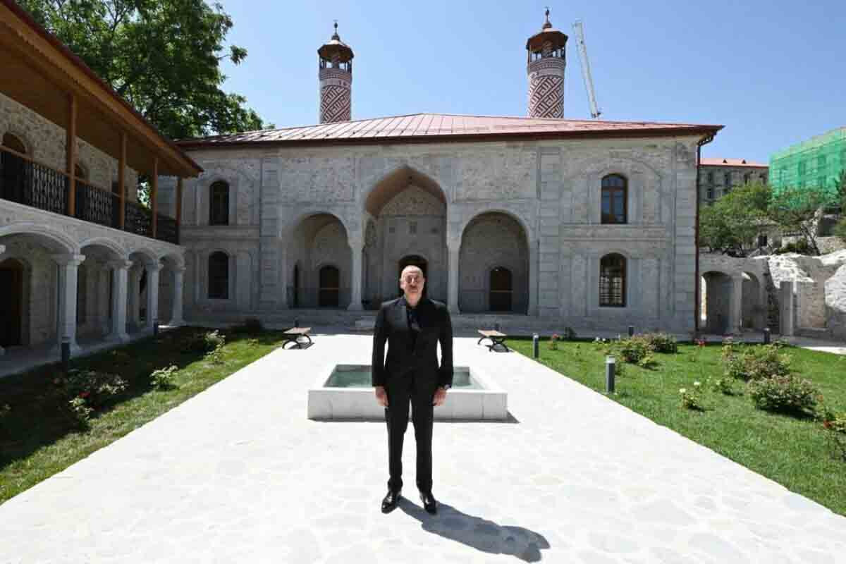<p>İlham Əliyev Aşağı Gövhər Ağa məscidinin&nbsp;bərpadan sonra açılışında iştirak edib</p>