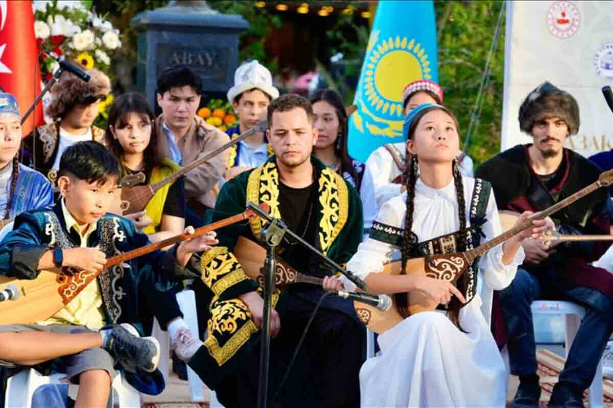 <p>İstanbulda &ldquo;Milli Dombra Günü&rdquo; qeyd edilib</p>